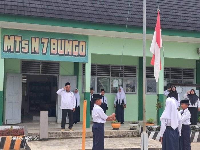 Upacara Bendera di MTsN 7 Bungo Berlangsung Khidmat: Wakasis Tekankan Pentingnya Menjaga Citra dan Disiplin Madrasah