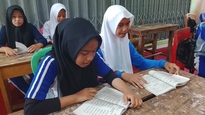 Kegiatan Literasi Al-Quran di MTsN 7 Bungo: Siswa Tetap Semangat di Tengah Rintikan Hujan