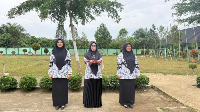 Tiga Srikandi MTsN 7 Bungo Sukses Kibarkan Bendera Merah Putih pada Upacara HUT PGRI ke-80 dan HGN 2025