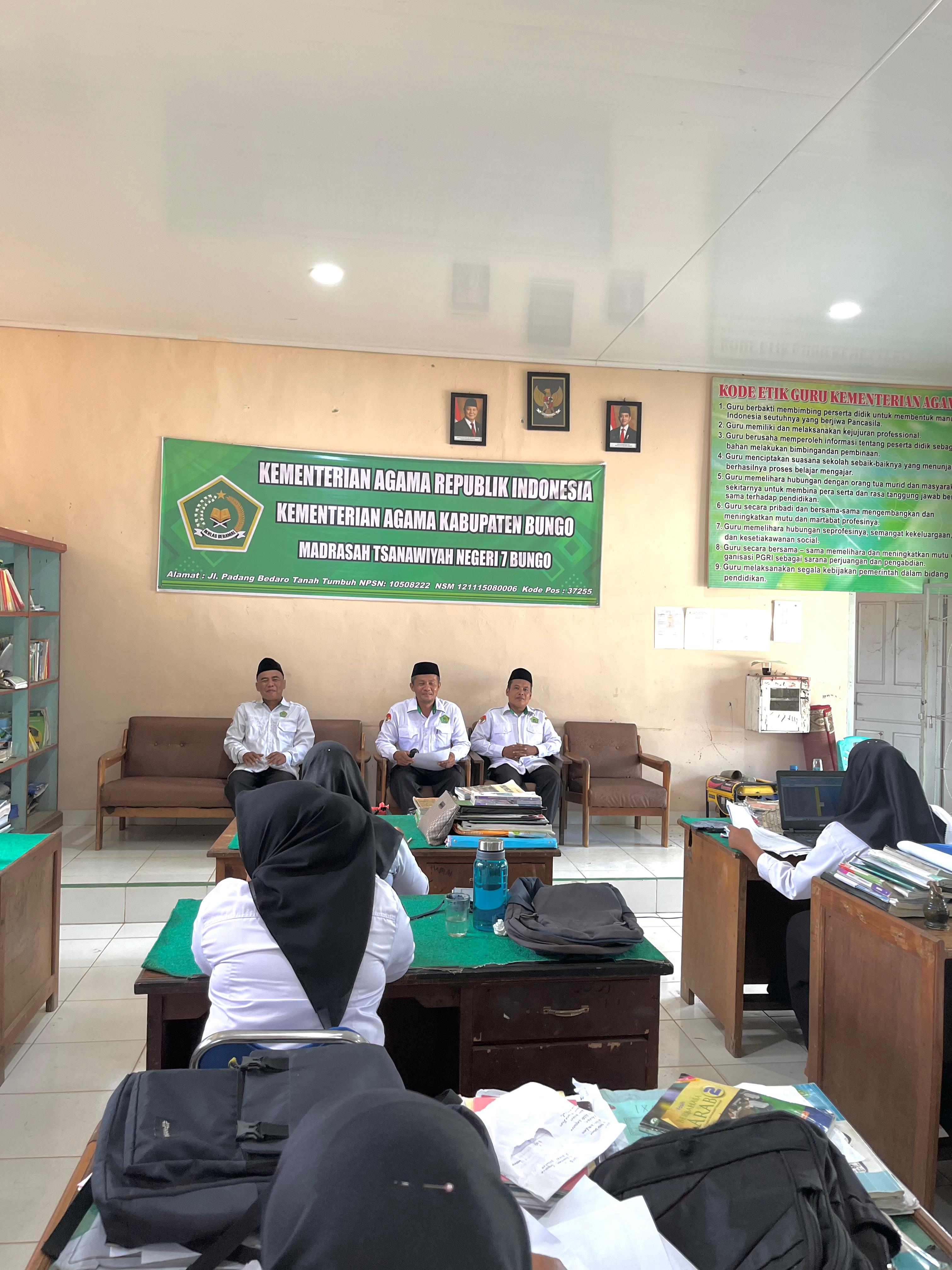 Kepala MTsN 7 Bungo Pimpin Rapat Kenaikan Kelas dan Evaluasi Pembelajaran Tahun Pelajaran 2024/2025