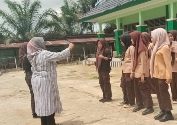 Siswa Siswi Kelas VIII B MTsN 7 Bungo Gelar Latihan Upacara Bendera untuk Persiapan Hari Senin