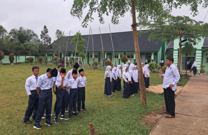 Tindak Lanjut Pelanggaran Atribut, MTsN 7 Bungo Laksanakan Pembinaan Siswa