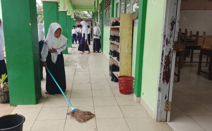 Wali Kelas Pantau Langsung Piket Pagi di MTsN 7 Bungo