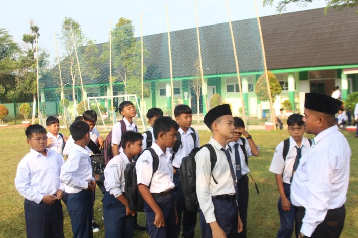 Guru BK MTsN 7 Bungo Berikan Pembinaan kepada Siswa Terlambat sebagai Upaya Penguatan Disiplin Guru BK MTsN 7 Bungo Berikan Pembinaan kepada Siswa Terlambat sebagai Upaya Penguatan Disiplin