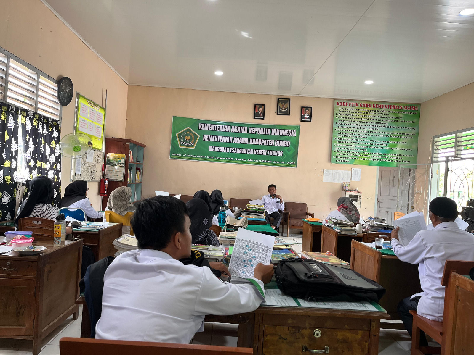 Memasuki Tahun Ajaran Baru 2025/2026, Kepala MTsN 7 Bungo Pimpin Rapat Perdana Bersama Dewan Guru dan Tenaga Kependidikan