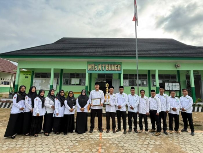 MTsN 7 Bungo Serahkan Piala dan Piagam Penghargaan Prestasi Tingkat Provinsi kepada Tim Humas