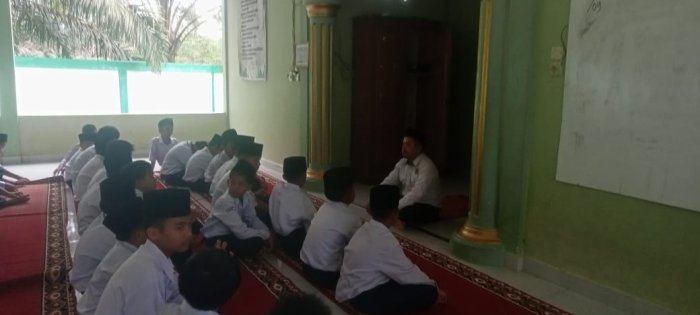 MTsN 7 Bungo Gelar Shalat Dzuhur Berjamaah: Bentuk Pembiasaan dan Latihan Kedisiplinan Siswa