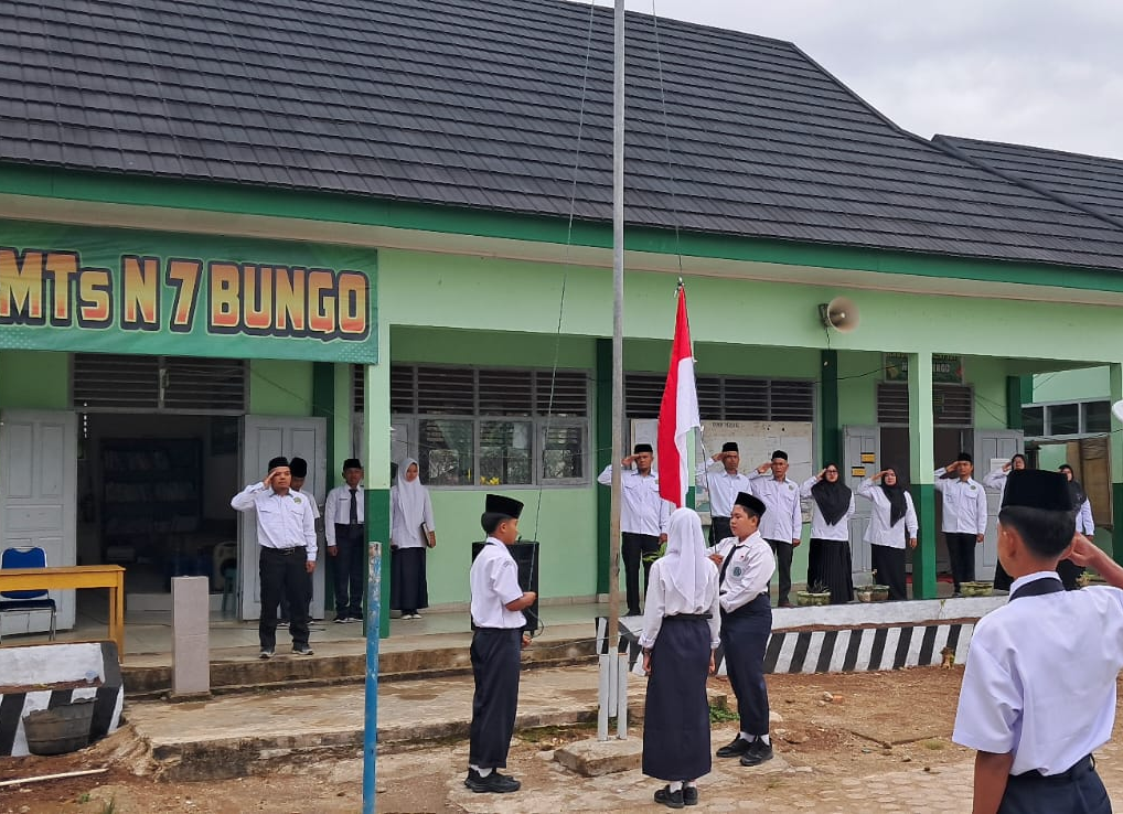 Kelas IX A Sukses Jadi Petugas Upacara Hari Senin di MTsN 7 Bungo