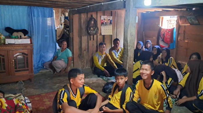 Guru dan Siswa MTsN 7 Bungo Tunjukkan Solidaritas, Jenguk Siswa yang Sedang Sakit