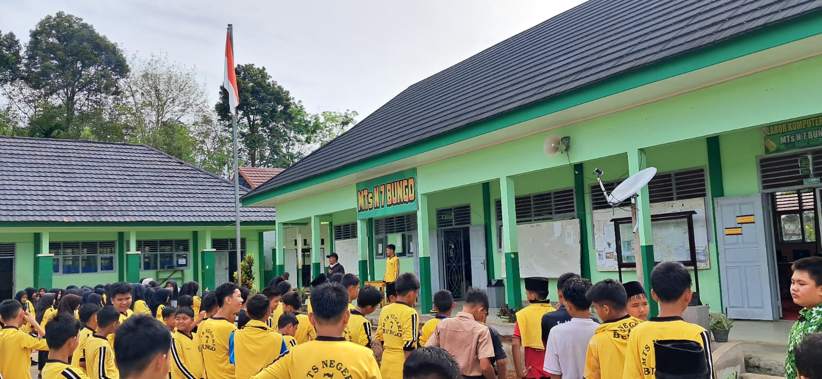 Kepala MTsN 7 Bungo Resmi Membuka Kegiatan Classmeeting Semester Genap TA 2024/2025