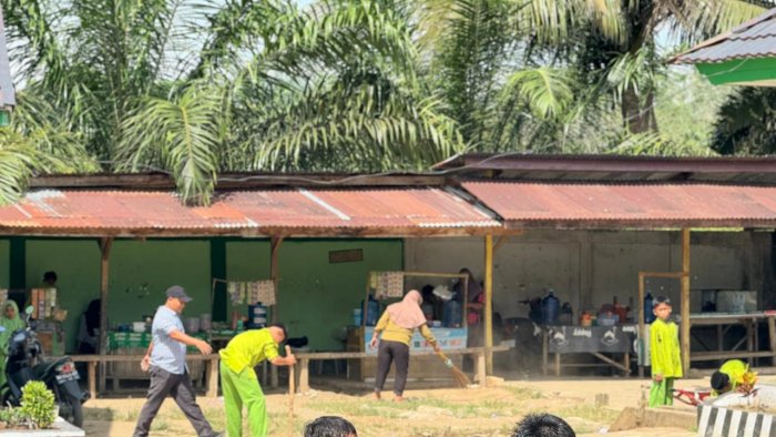 Siswa dan Pengelola Kantin MTsN 7 Bungo Kompak Bersihkan Area Kantin Madrasah