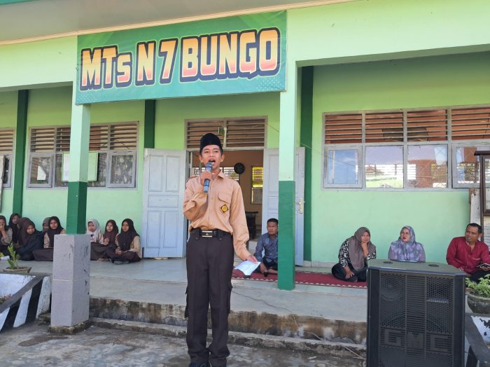 Penampilan Penuh Semangat, Dedi Candra Bacakan Puisi Patriotik di MTsN 7 Bungo