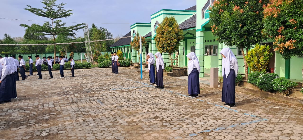 Kesigapan Tim PMR MTsN 7 Bungo Antisipasi dan Jaga Kesehatan Peserta Upacara