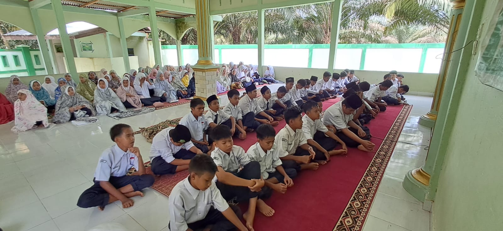 Rutin Sholat Dzuhur Berjamaah: Siswa MTsN 7 Bungo Ciptakan Kebiasaan Ibadah