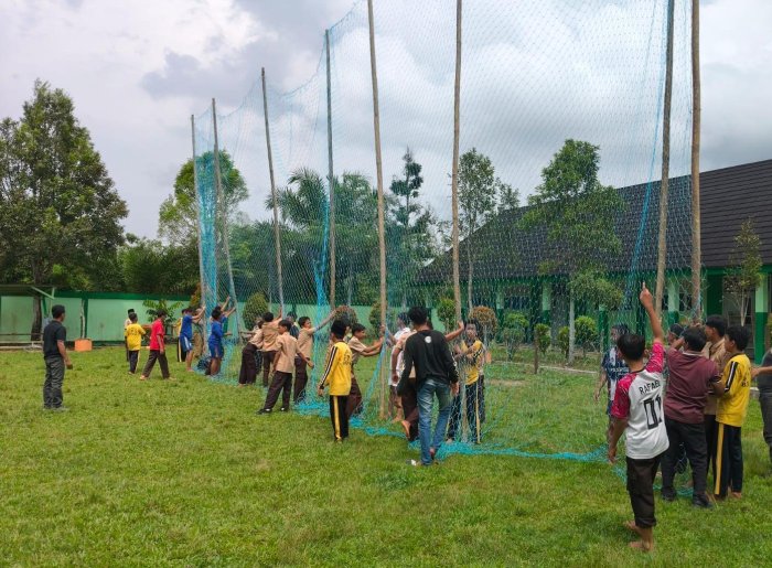 Gotong Royong Bangun Kenyamanan, MTsN 7 Bungo Perbarui Jaring Lapangan Mini Soccer