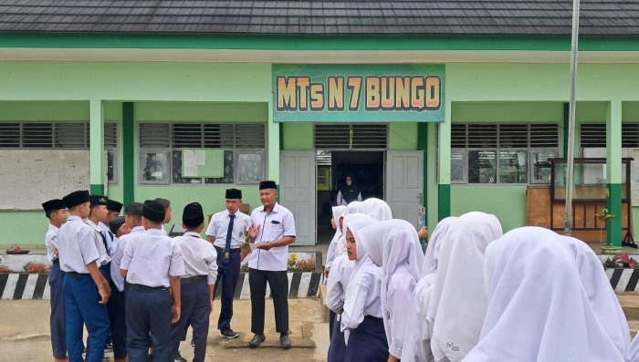 OSIM MTsN 7 Bungo Sigap Tindak Lanjuti Ketidaktertiban Siswa dalam Upacara Bendera