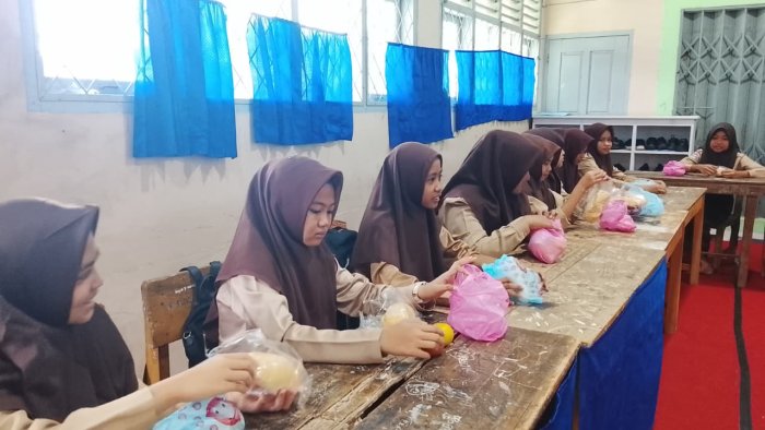 Siswa MTsN 7 Bungo Terima Paket Makan Bergizi Gratis (MBG) Menu Kering: Dukung Pemenuhan Gizi Siswa Secara Berkelanjutan