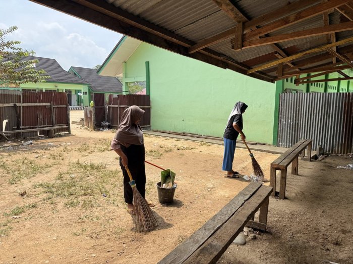 Ibu-Ibu Kantin MTsN 7 Bungo Aktif Memungut Sampah Demi Menjaga Kebersihan Lingkungan