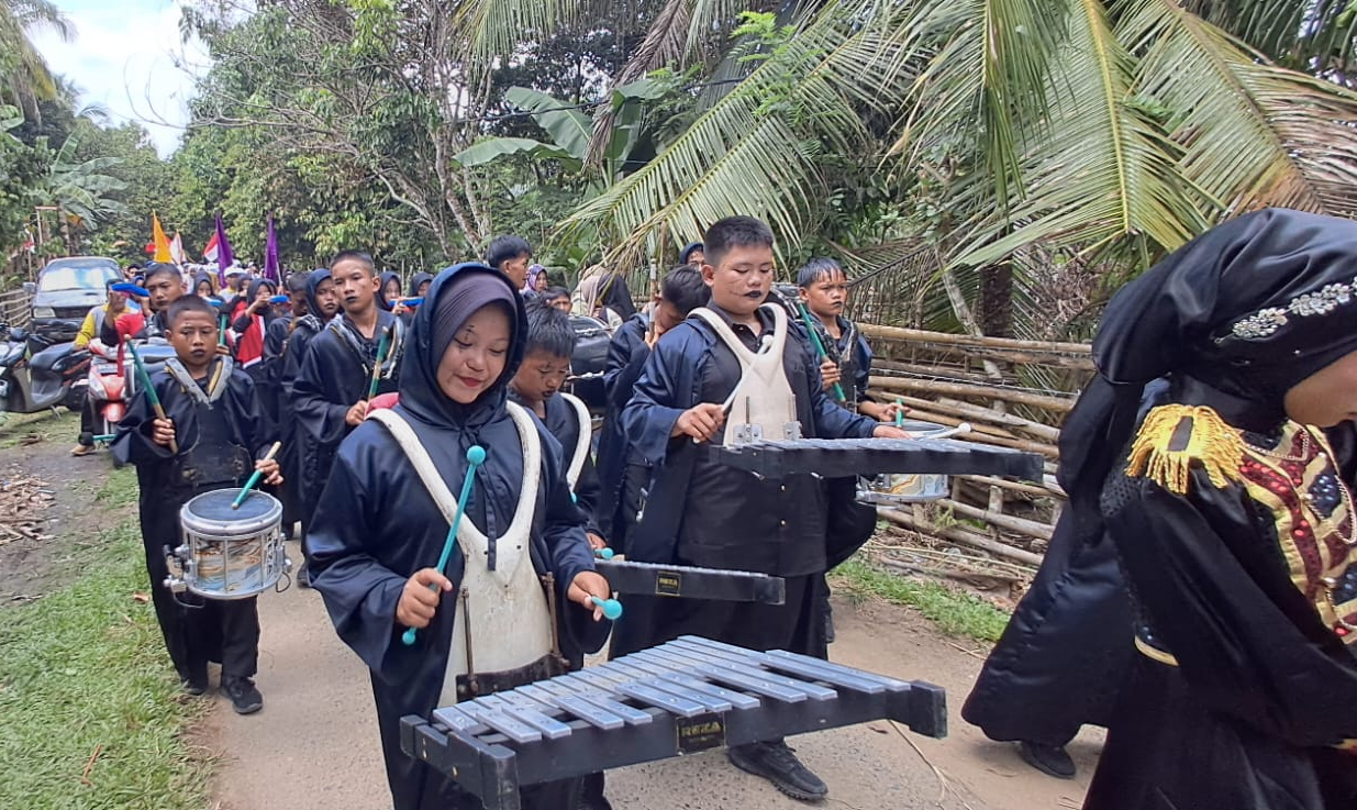 Parade Marching Band MTsN 7 Bungo Semarakkan HUT ke-80 RI di Kecamatan Tanah Tumbuh