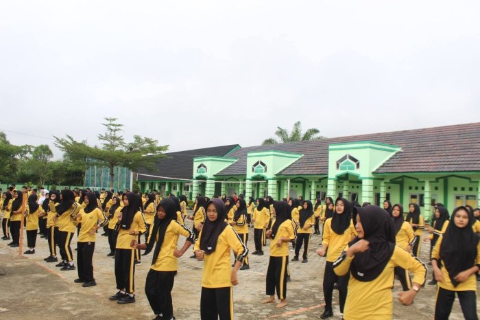 Wujudkan Madrasah Sehat dan Produktif, MTsN 7 Bungo Rutin Gelar Senam Pagi Bersama Wujudkan Madrasah Sehat dan Produktif, MTsN 7 Bungo Rutin Gelar Senam Pagi Bersama