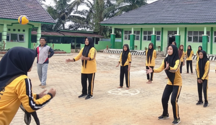 Asah Kekompakan dan Sportivitas, Guru PJOK MTsN 7 Bungo Ajarkan Lari Estafet kepada Siswa Kelas VIII C