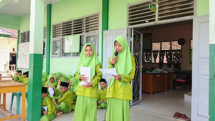 Dua Siswi MTsN 7 Bungo Tampil Membawa Kultum Dua Bahasa, Tuai Apresiasi Warga Madrasah