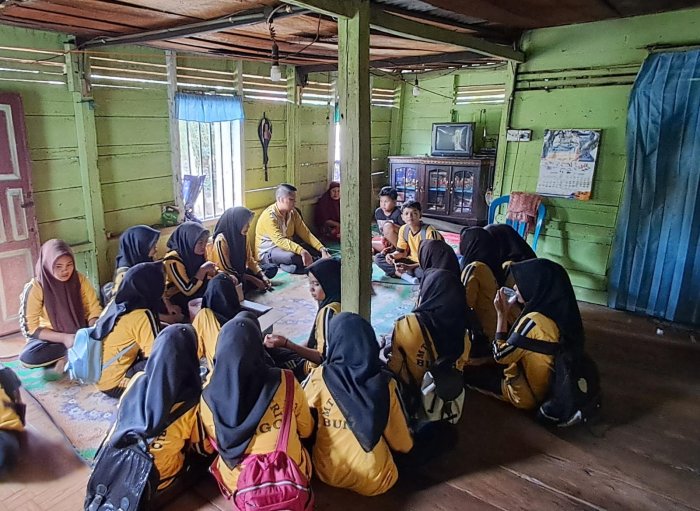 Kunjungan Penuh Empati: Wali Kelas dan Siswa IX D Sambangi Septaliando yang Tak Hadir Seminggu