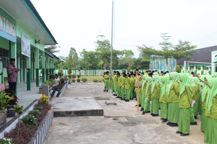 Kepala MTsN 7 Bungo Apresiasi Peningkatan Nilai Siswa pada Hari Keempat ASAS Genap