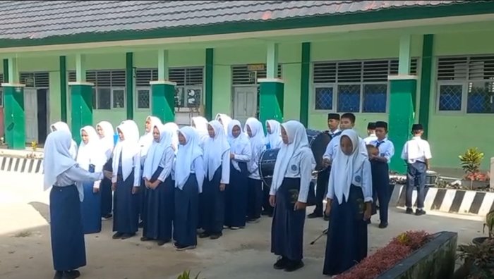 Tim Marching Band Bahana Syadu MTsN 7 Bungo Tampilkan Aksi Terbaik pada Upacara Hari Pahlawan Nasional 2025