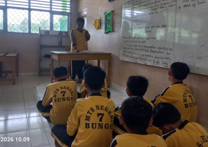 Praktik Langsung Khutbah Jumat, Pembelajaran Fikih Kelas VII B MTsN 7 Bungo Berlangsung Interaktif dan Bermakna