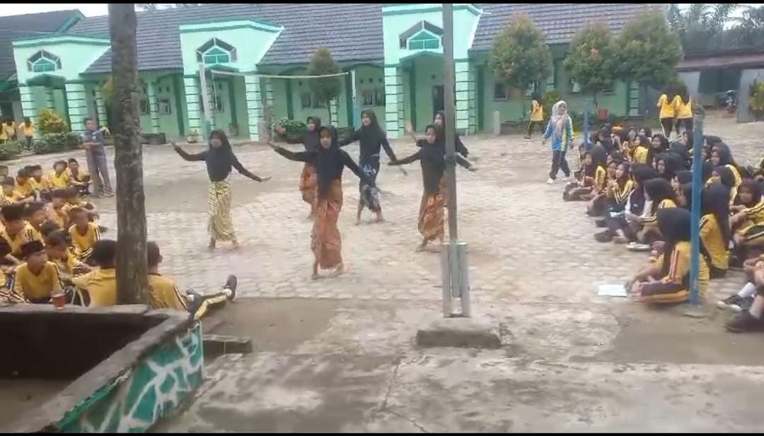 Kembangkan Minat Bakat Seni, Siswa MTs N 7 Bungo Gelar Praktik Menari