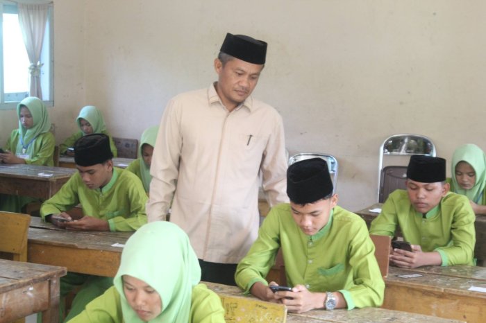Hari Kelima UM, Kepala MTsN 7 Bungo Tinjau Langsung Pelaksanaan, Pastikan Ujian Berjalan Optimal dan Kondusif