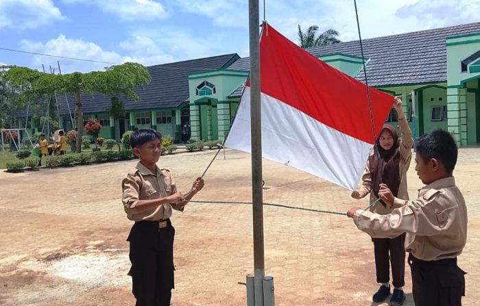 Jelang Upacara Bendera, Siswa Kelas VII A MTsN 7 Bungo Latihan dengan Semangat Disiplin dan Kekompakan
