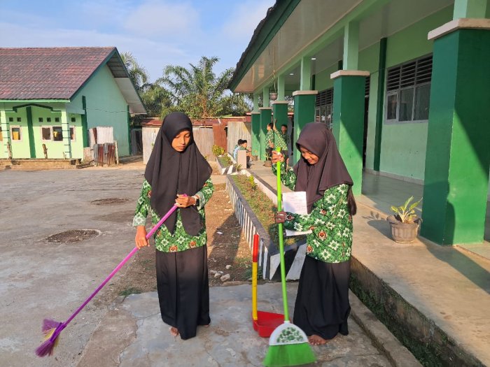 Siswa-Siswi MTsN 7 Bungo Tunjukkan Cinta Lingkungan Lewat Kegiatan Piket Kebersihan