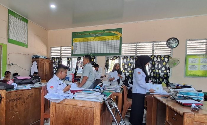 Jelang PKKM 2025, Guru dan Tendik MTsN 7 Bungo Tunjukkan Kekompakan Siapkan Administrasi