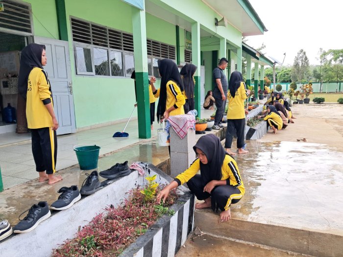 Pembersihan Halaman MTsN 7 Bungo Berlangsung Semangat, Siswa dan Guru Siap Sambut ASAS Ganjil 2025/2026