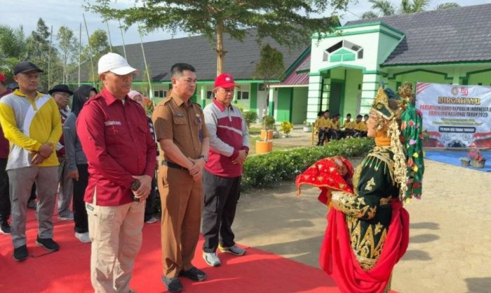Tim Kesenian MTsN 7 Bungo Persembahkan Tari Sekapur Sirih pada Pembukaan Perlombaan Antar Guru
