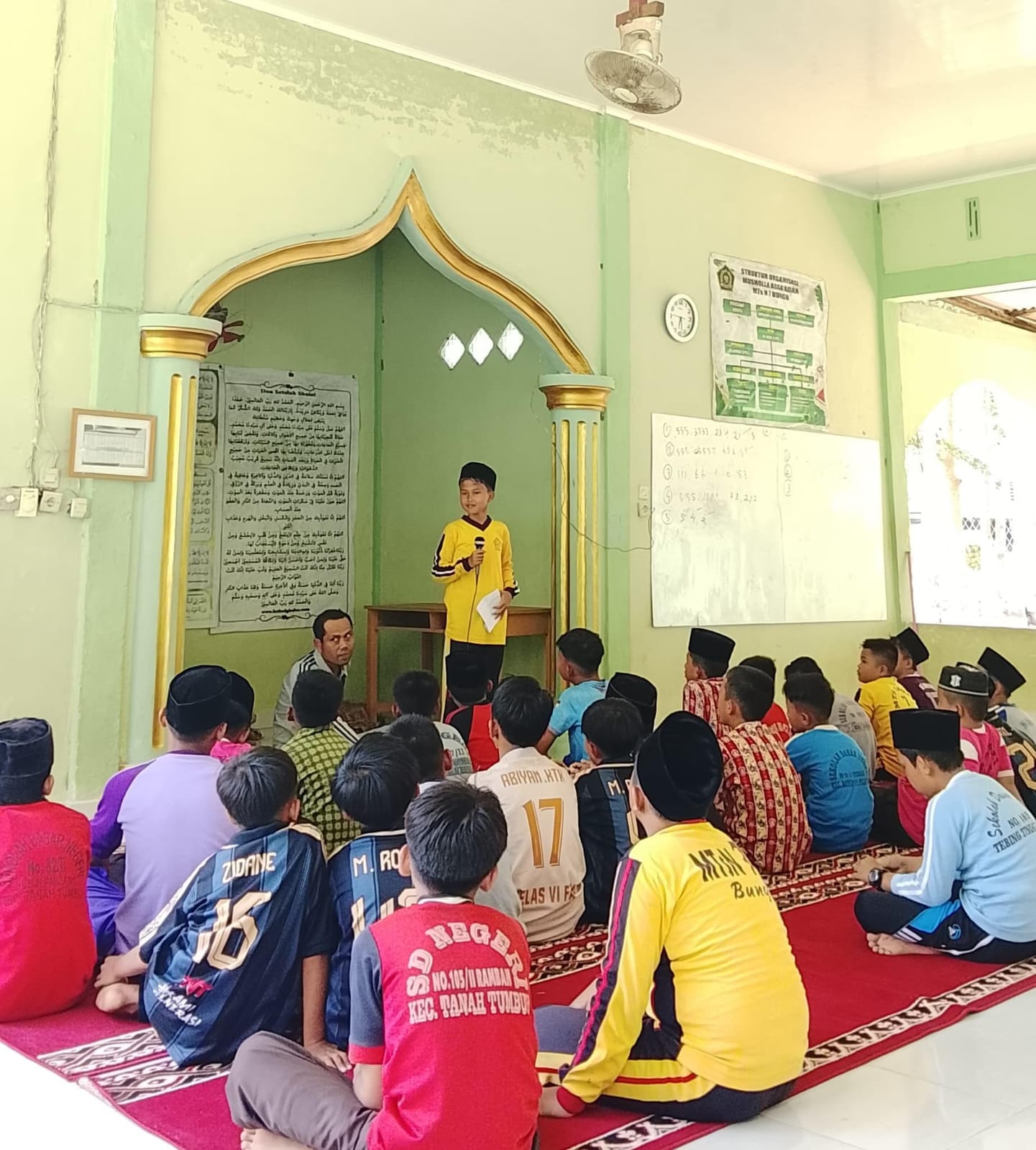 Jhemico Ajak Siswa Bersedekah Usai Shalat Dzuhur Berjamaah di Musholla Madrasah