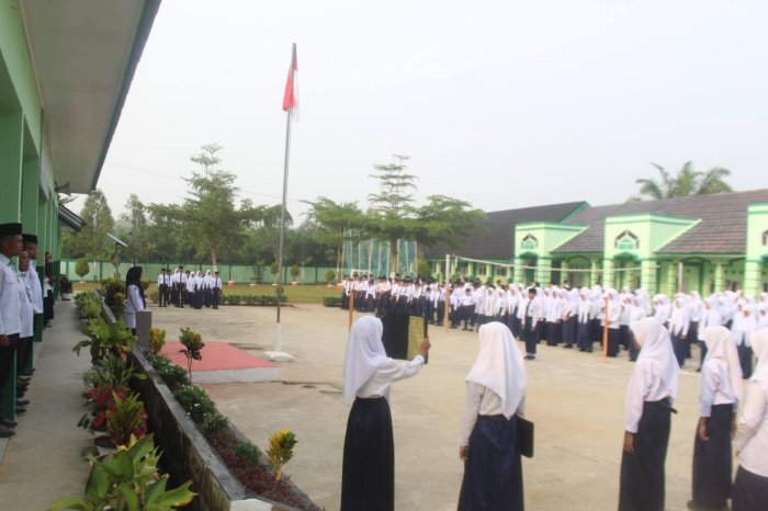 MTsN 7 Bungo Ingatkan Siswa Ikuti Upacara HUT ke-81 Kemerdekaan RI MTsN 7 Bungo Ingatkan Siswa Ikuti Upacara HUT ke-81 Kemerdekaan RI