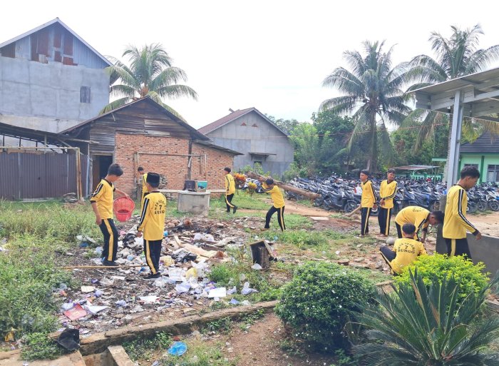 Warga MTsN 7 Bungo Gelar Gotong Royong Bersihkan Lingkungan Menjelang HUT PGRI Kecamatan Tanah Tumbuh