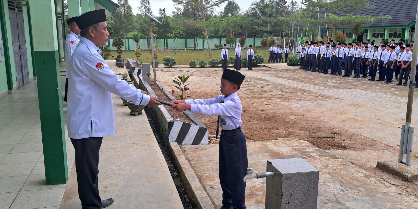 Kelas VII A MTsN 7 Bungo Sukses Menjadi Petugas Upacara, Dapat Apresiasi dari Pembina