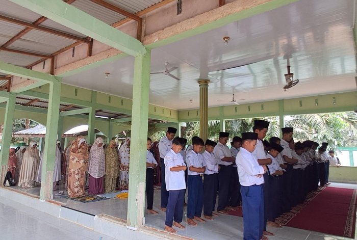 Salat Zuhur Berjamaah dan Kultum Perkuat Pembiasaan Keagamaan Siswa MTsN 7 Bungo