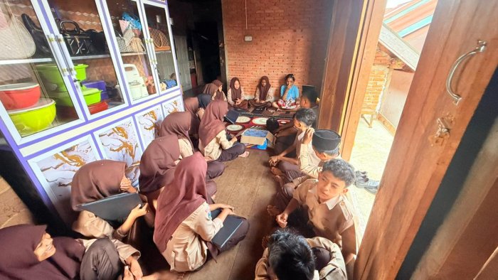 Guru dan Siswa MTsN 7 Bungo Jenguk Siswi yang Sedang Sakit, Wujudkan Kepedulian dan Solidaritas Madrasah
