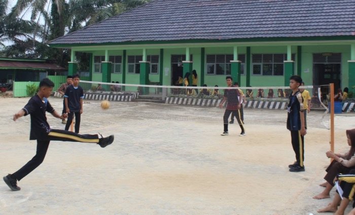 Semangat Sportivitas Warnai Partai Final Sepak Takraw Class Meeting MTsN 7 Bungo