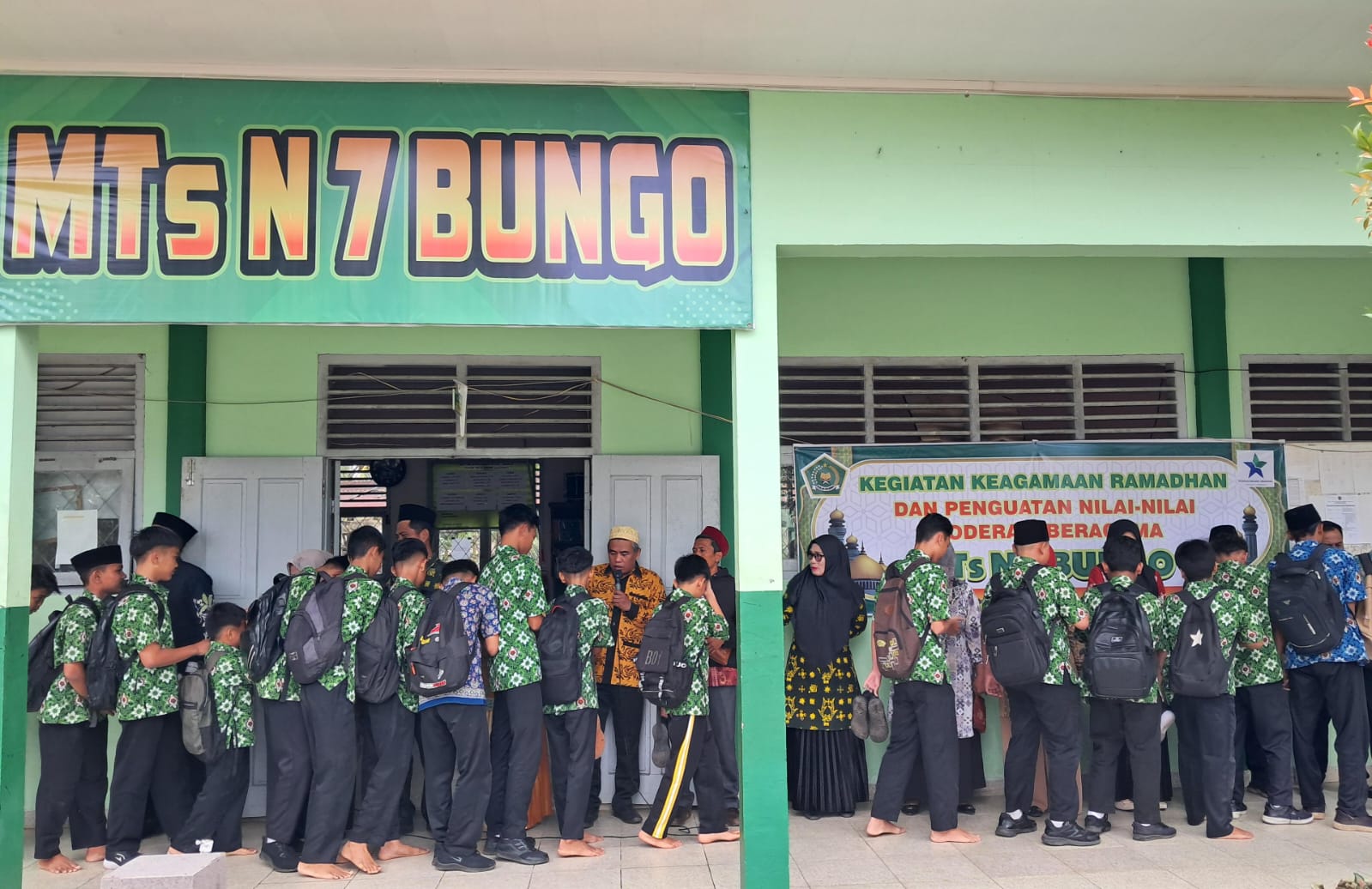 Sambut Idul Fitri, Siswa MTsN 7 Bungo Bersalaman