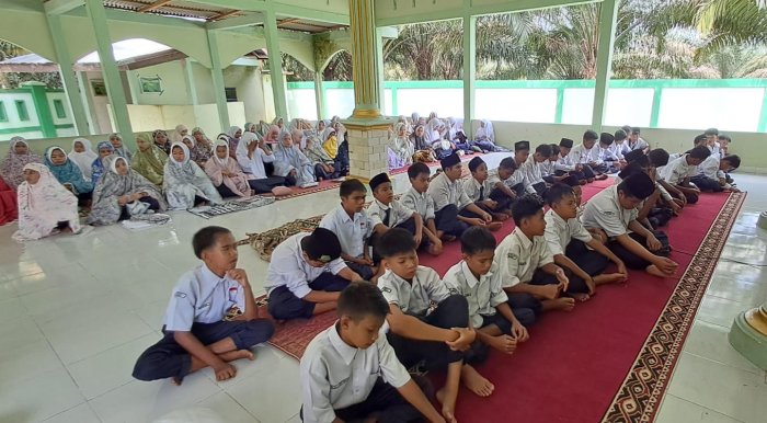 Shalat Dzuhur Berjamaah dan Kultum, Wujud Pembinaan Karakter Siswa di MTsNegeri 7 Bungo