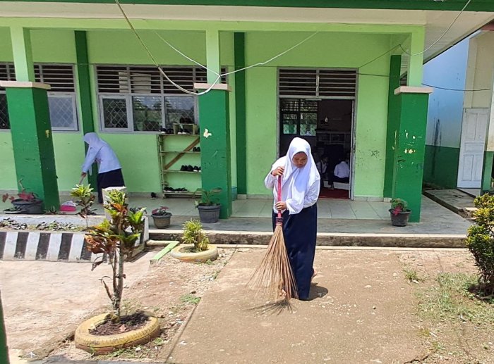 Gerakan Peduli Lingkungan di MTsN 7 Bungo: Bersih, Hijau, dan Berbudaya