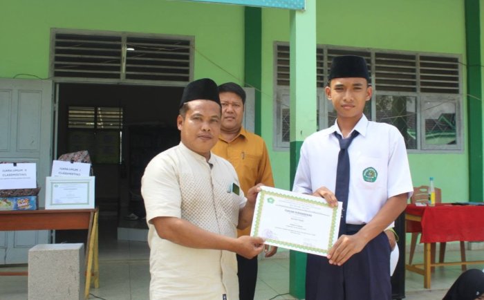 Rezvan Tsaqib Dinobatkan sebagai Pemain Terbaik Mini Soccer Class Meeting MTsN 7 Bungo Tahun 2026 Rezvan Tsaqib Dinobatkan sebagai Pemain Terbaik Mini Soccer Class Meeting MTsN 7 Bungo Tahun 2026