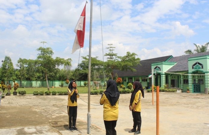 Berlatih Agar Tidak Tertatih, Siswa Kelas VIII A MTsN 7 Bungo Intensifkan Latihan Upacara Bendera Berlatih Agar Tidak Tertatih, Siswa Kelas VIII A MTsN 7 Bungo Intensifkan Latihan Upacara Bendera