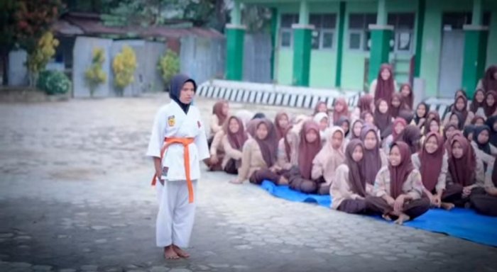 Siswi VIII B MTsN 7 Bungo Tunjukkan Kepiawaian dalam Seni Bela Diri Gokasi
